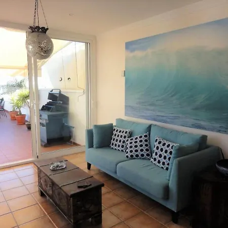 Apartment 3 Bedroom Beach Frontline Apartment With Parking *